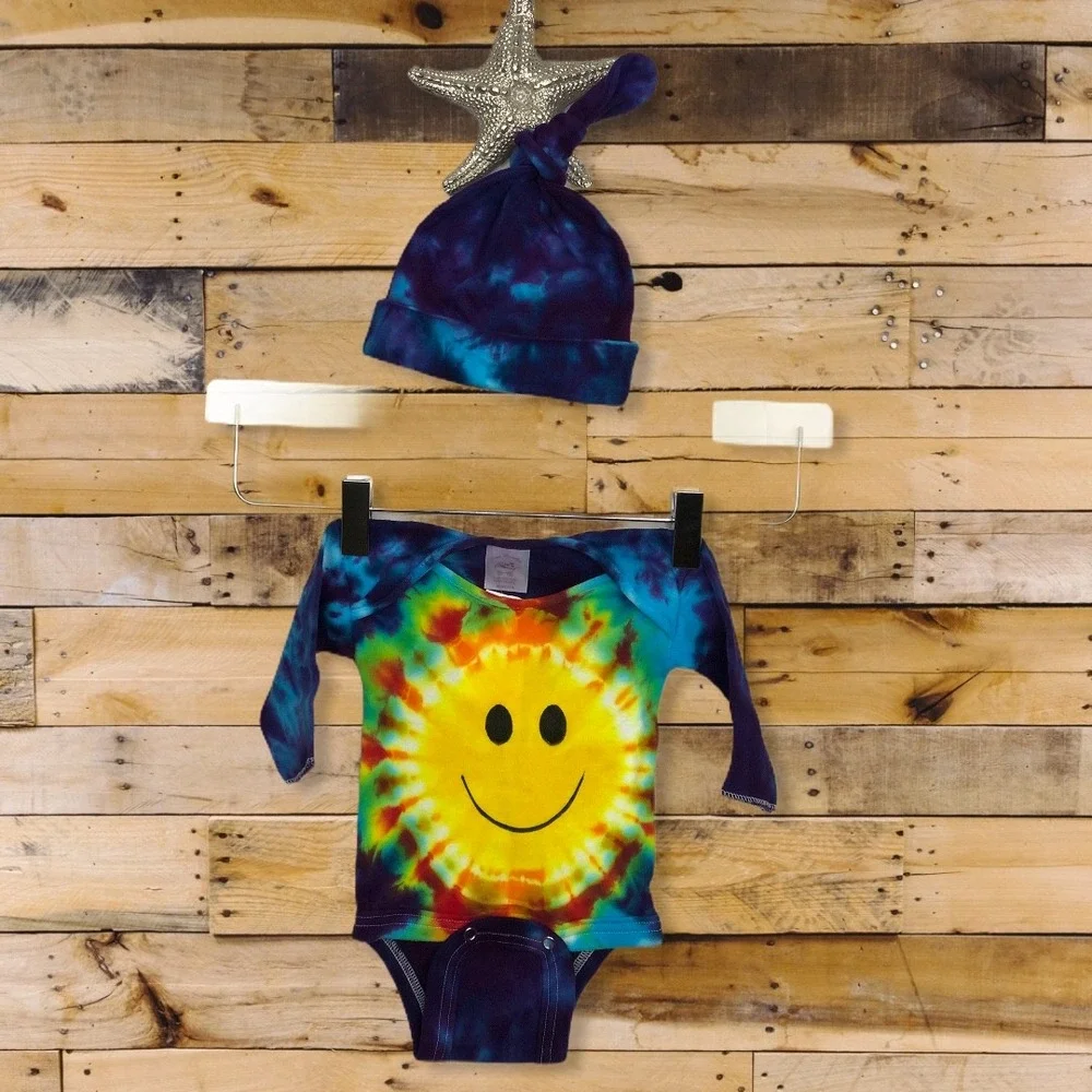 Tiny Bundles Baby Tie Dye Smiley Face Long Sleeve Bodysuit and Hat Set 15-18 lbs